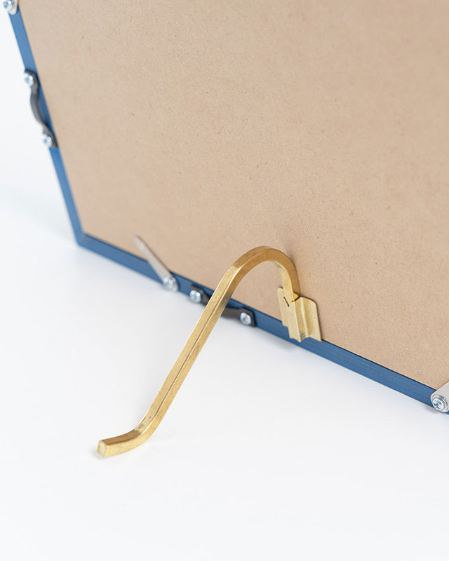 スタンド付きで卓上にも飾れる